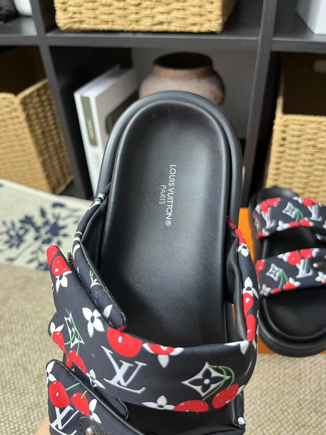 P340 yuan LV Louis Vuitton Full of high-end feel! A popular model among bloggers at home and abroad, it’s retro and fashionable, and looks stunning on your feet! Mainly recommended model on the official website★ ━━━━━ ЅᏇєєt ━━━━━ ▪️Upper: original calfskin ➕5D printing process ▪️Inner: imported mixed sheepskin ▪️Outsole: original molded foam outsole ▪️Size: Female 35-40 Men's 39-44 (women's 41 men's 45)